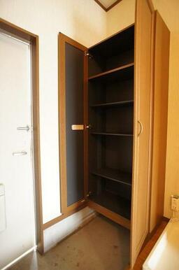 ゆったりした玄関。下駄箱あり。