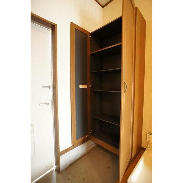 ゆったりした玄関。下駄箱あり。