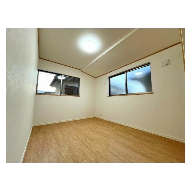 「洋室約5.5帖」ドア側からの眺めです