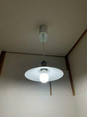 落ち着いた雰囲気の照明が多い物件です