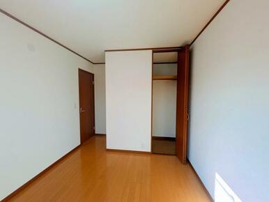 「2階東側約6.5帖洋室」クローゼットがございます