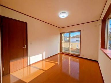 「2階西側約6帖洋室」バルコニーに出ることができます