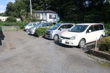 ★敷地内駐車場★（空き状況・使用料等詳細はご確認下さい）