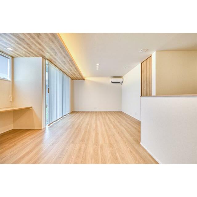 折下天井の木目デザインがおしゃれなリビング。温かみのある間接照明が落ち着いた雰囲気を生みます。