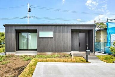 シックな外観デザインが目を引く３ＬＤＫの平屋住宅。敷地内には便利な並列駐車２台分を確保しています。