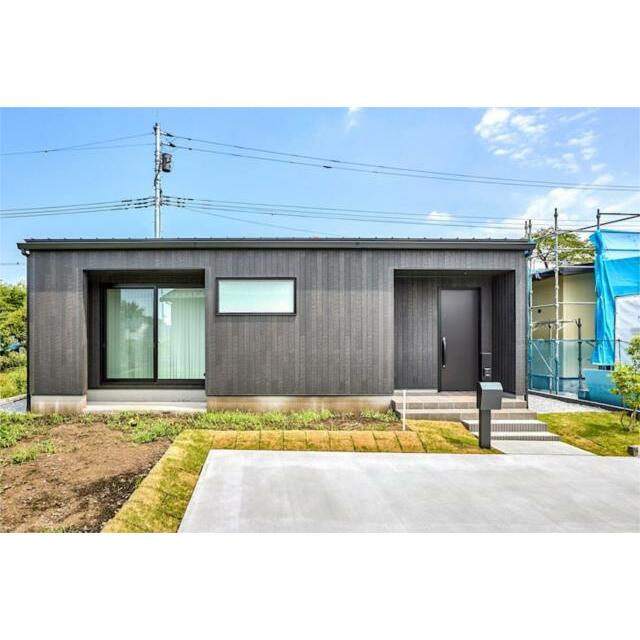 シックな外観デザインが目を引く３ＬＤＫの平屋住宅。敷地内には便利な並列駐車２台分を確保しています。