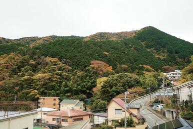 高台に建っているので熱海の山々が見えます。