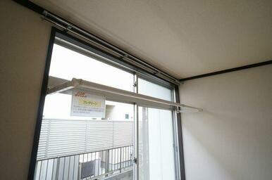 【フレクリーン】室内物干し「フレクリーン」は使用する際は写真のように手前に出す事で使用できます。雨…