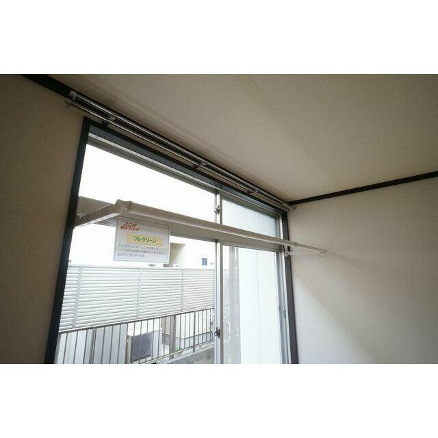 【フレクリーン】室内物干し「フレクリーン」は使用する際は写真のように手前に出す事で使用できます。雨…