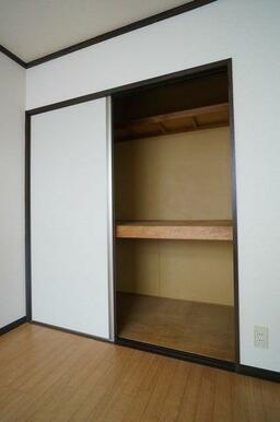 【収納】洋室(2)の収納です。布団等も収納できる様、中段付きのタイプになります♪