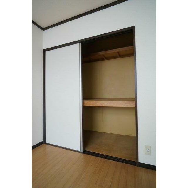 【収納】洋室(2)の収納です。布団等も収納できる様、中段付きのタイプになります♪