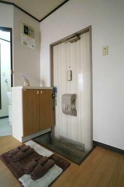 【玄関】玄関にはシューズボックスを備え付け！写真にある玄関マット・スリッパもご希望の方には差し上げ…