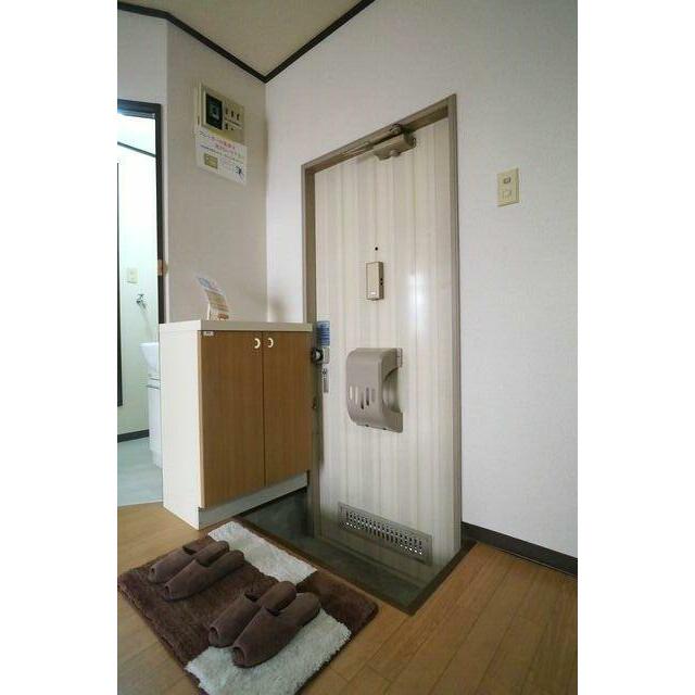 【玄関】玄関にはシューズボックスを備え付け！写真にある玄関マット・スリッパもご希望の方には差し上げ…