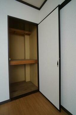 【収納】洋室(1)にある収納です。中段もあり、収納容量も確保しています♪