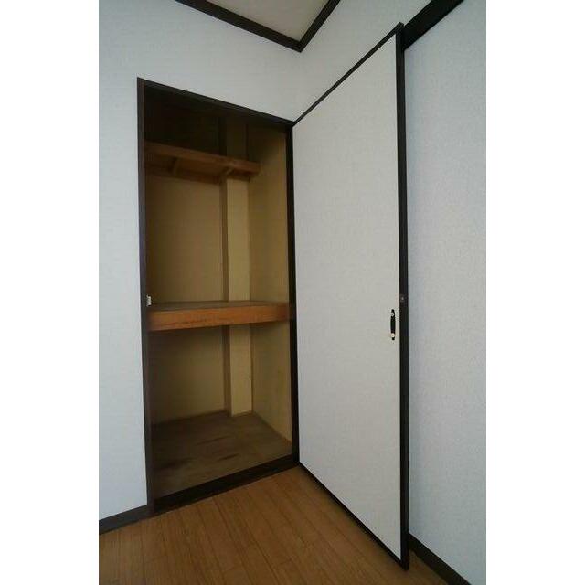 【収納】洋室(1)にある収納です。中段もあり、収納容量も確保しています♪