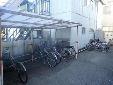 共用の屋根付き自転車置場