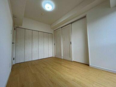 真ん中洋室約５帖