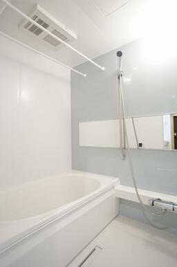 高級感溢れる浴室スペース　大型ミラーを設置　追い焚き給湯システム