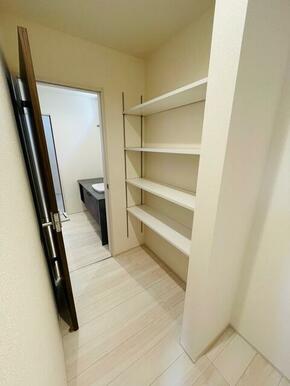 クローゼットや本棚、趣味の保管庫と自由に活用できる収納空間（1号棟）