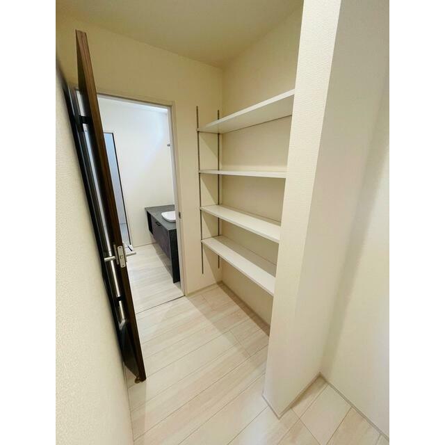 クローゼットや本棚、趣味の保管庫と自由に活用できる収納空間（1号棟）