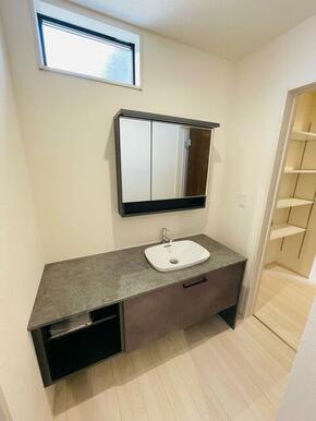 朝のお化粧から夜のスキンケアまで幅広く対応（1号棟）