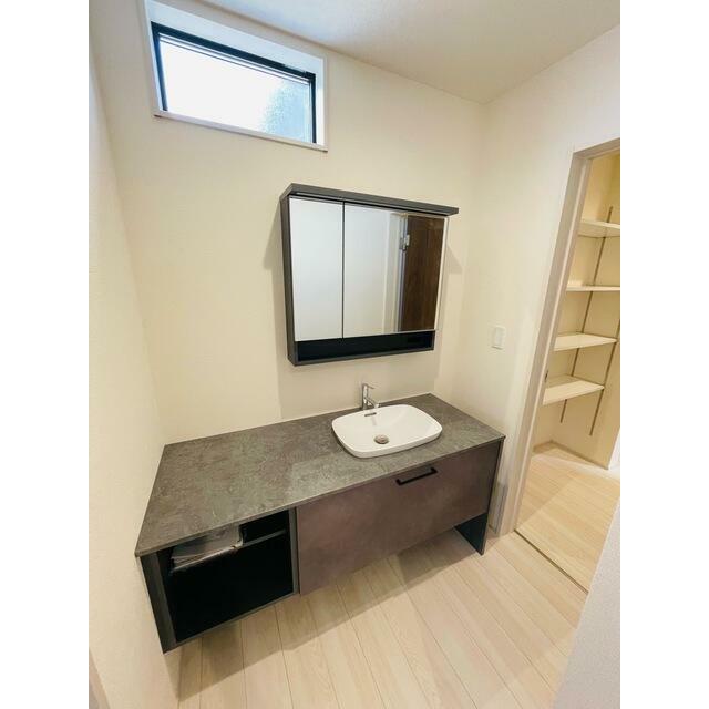 朝のお化粧から夜のスキンケアまで幅広く対応（1号棟）