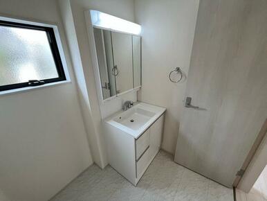 朝のお化粧から夜のスキンケアまで幅広く対応（3号棟）