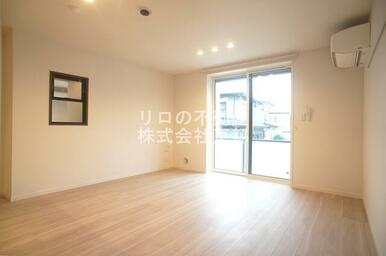 自由に家具を配置できる広々としたリビングです♪