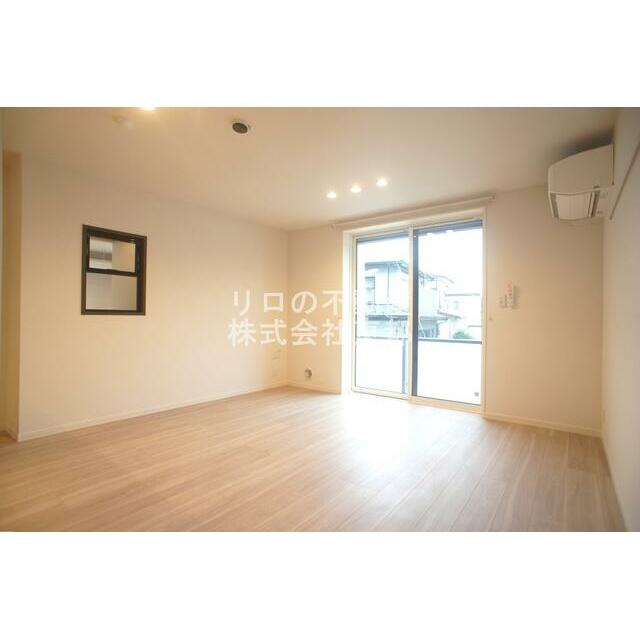 自由に家具を配置できる広々としたリビングです♪