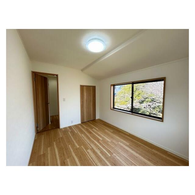 北側洋室　約６帖