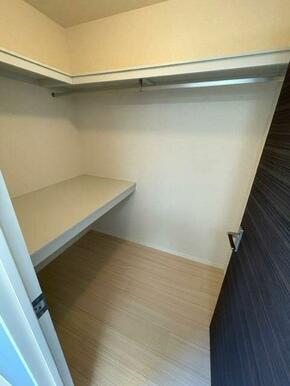 長い丈の衣類もハンガーにかけたまま収納できるハンガーパイプや、衣装ケース収納に便利な中段や、小物収…