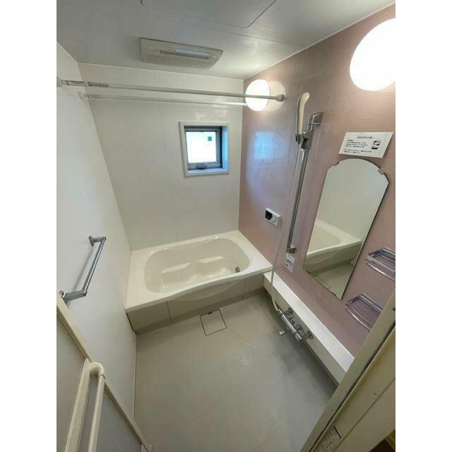 換気と採光を考慮した小窓付きの明るく、清潔感あるバスルーム♪明るい雰囲気の浴室は一日の疲れを癒やし…