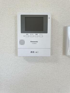 訪問者がひと目でわかるモニター付きインターホン完備！