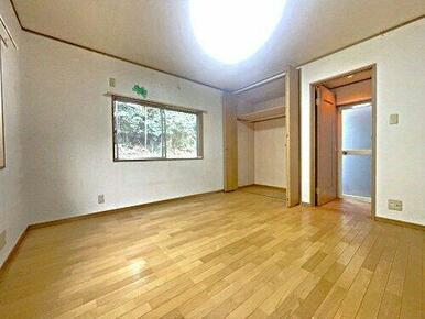 各居室に大きな収納がございます。