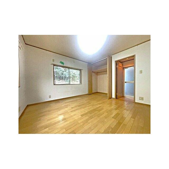 各居室に大きな収納がございます。