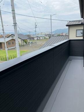 新鮮な空気だけでなく気持ちにゆとりを与えてくれるバルコニー（1号棟）