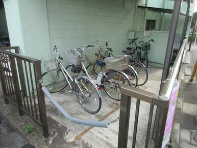 敷地内に専用の自転車置き場がございます。