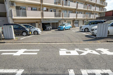 敷地内の駐車場。現在は空きがございません。