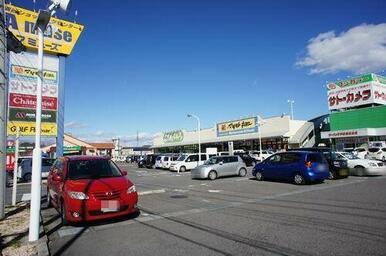 ■周辺施設■　１００円ショップやドラッグストアがある「細谷ショッピングセンター　アミューズ」まで車…