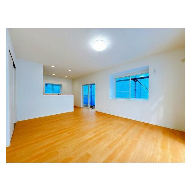 「LDK」東側の壁には出窓がございます。