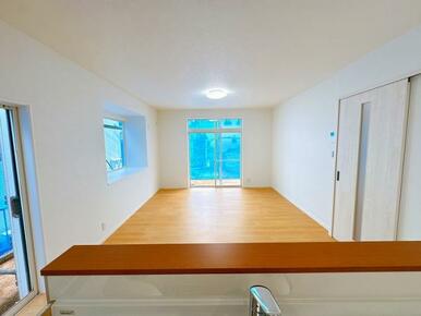 「LDK」キッチンカウンターからリビングを見た様子です。