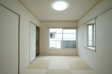 和室です。モダン畳を使用しており、一般的な洋室と雰囲気が異なります。また、角部屋の為、二面採光になっ
