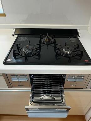 「キッチン」3口ガスコンロ、グリル付き