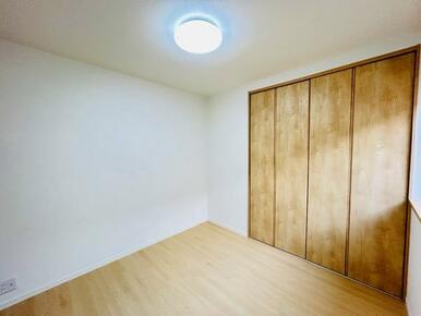 「洋室」2階約5.5帖洋室別角度からの様子です