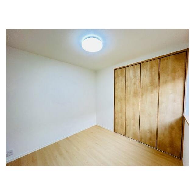 「洋室」2階約5.5帖洋室別角度からの様子です