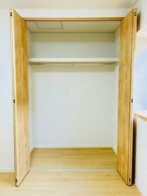 「収納」約5.5帖洋室にも収納スペースございます