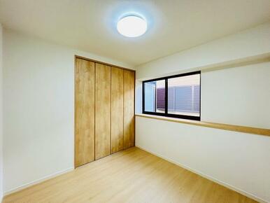 「洋室」2階約5.5帖洋室の様子です