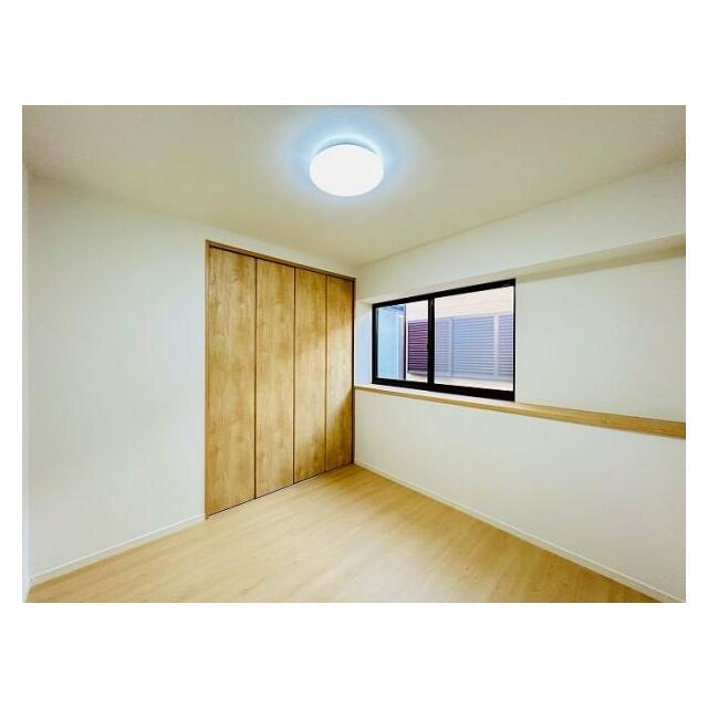 「洋室」2階約5.5帖洋室の様子です