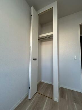 洋室5帖　クローゼット