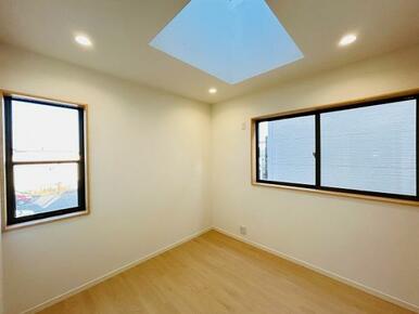 「洋室」約4.5帖の洋室は天窓付きです